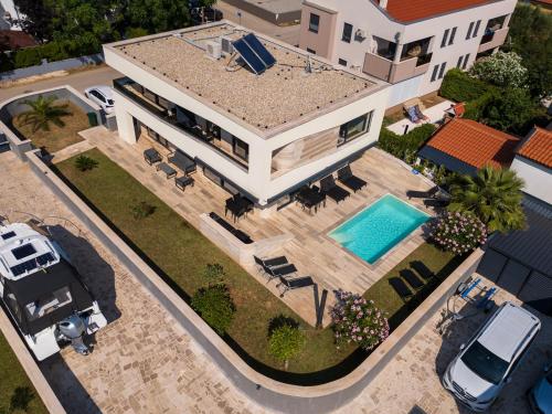 an aerial view of a house with a swimming pool at Villa Privlaka Travertino in Privlaka