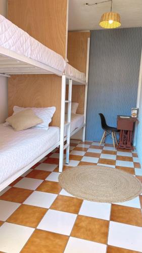 Llit o llits en una habitació de Hostal Tikalito