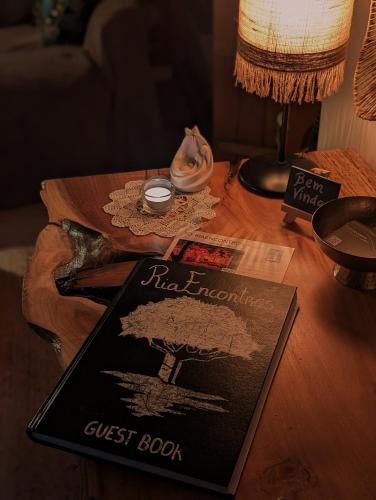 a table with two books on top of it at RiaEncontros- Villa T4 junto Ria e Pinhal in Aveiro