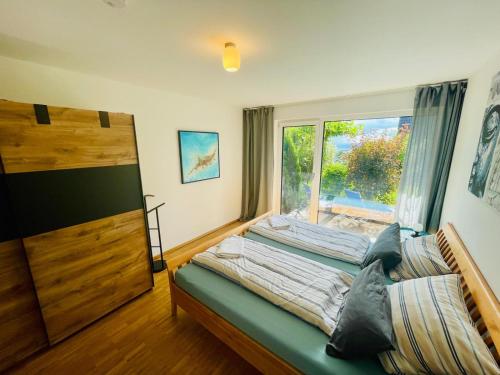 a bedroom with a bed and a window at Ferienwohnung Daudi in Bad Dürrheim