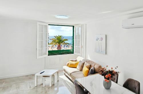 Beachfront First Line Modern Apartment with AC