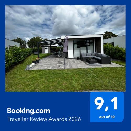 a picture of a house with a couch at Ferienhaus / Chalet / Bungalow am See, Holland, Niederlande, Lathum in Lathum