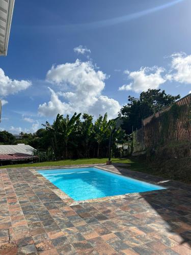Havre de détente, F2 et studio en bas de villa avec piscine