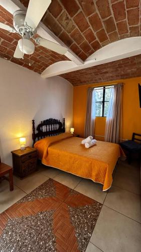 ein Schlafzimmer mit zwei Betten und einem Deckenventilator in der Unterkunft Casa Ttorrez in San Miguel de Allende