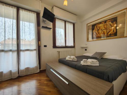 a bedroom with a bed with towels on it at Lavilletta stanza parco in Baranzate