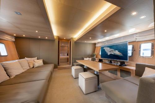 Yacht Mangusta