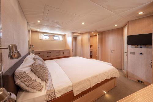 Yacht Mangusta