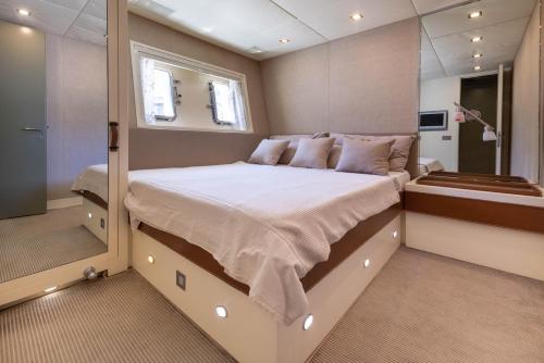 Yacht Mangusta