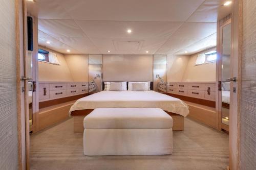 Yacht Mangusta