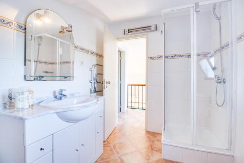 Duplex Apt with Pool, Unoverlooked Private Balcony, Wi-Fi & AC