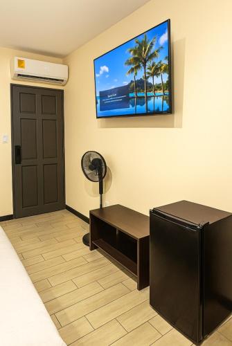 a waiting room with a door and a tv on the wall at Hotel Boutique 4 Estancias in San Ramón
