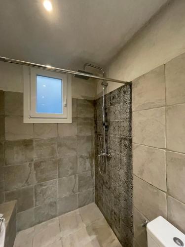 a bathroom with a shower with a window in it at Casa Diatsenta in Bogdanátika