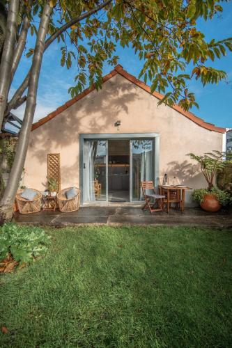 Hut E, Cabana in Town