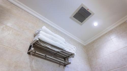 a pile of towels on a towel rack in a bathroom at Maidan Al Bait in Mecca
