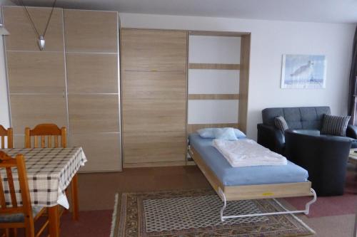 una sala de estar con un sofá y una mesa en Villa am Meer (Ostsee), en Grömitz