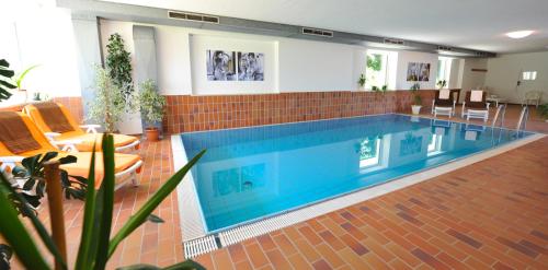 ein großer Pool in einem Gebäude in der Unterkunft Suvendes Apartments in Prad am Stilfserjoch