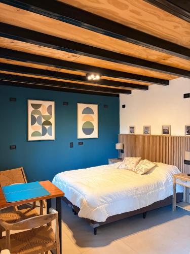 Llit o llits en una habitació de La Comarca Hostel