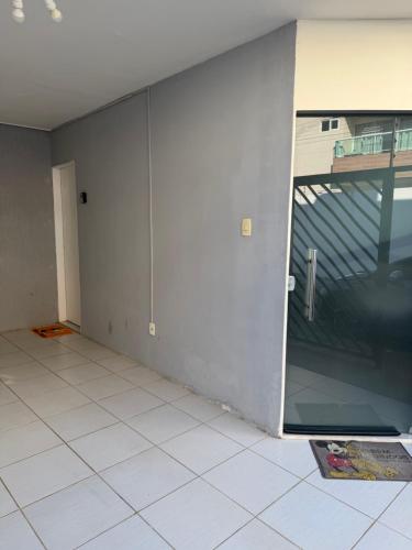 an empty room with a large door on a wall at Duplex premium com garagem perto do centro 5 hósp. in Garanhuns