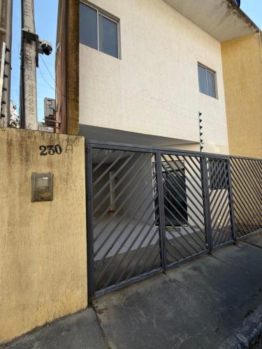 a gate on the side of a building at Duplex premium com garagem perto do centro 5 hósp. in Garanhuns