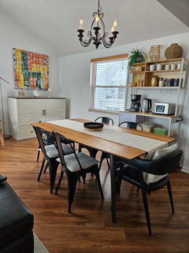 ein Esszimmer mit einem Holztisch und Stühlen in der Unterkunft Condo ÉVASION in Magog-Orford