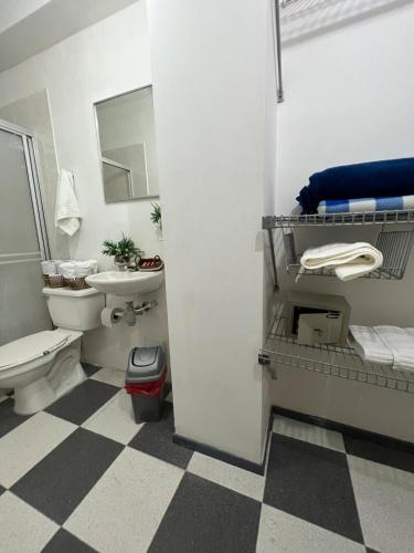 a bathroom with a toilet and a sink at Apartaestudio con cocina dentro centro comercial in Cartago