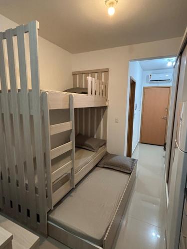 a bunk bed in a room with a bunk bedructivating at Estúdio Fit Caiobá - Matinhos in Matinhos