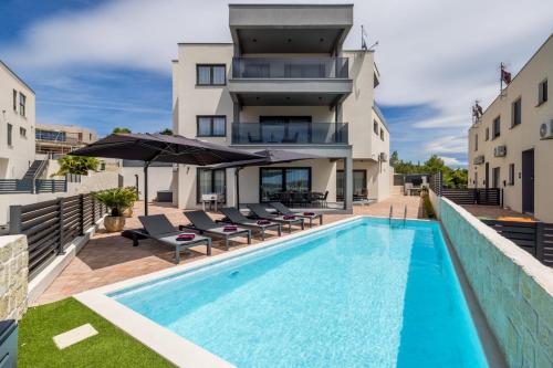 Luxury villa with a swimming pool Vodice - 25085