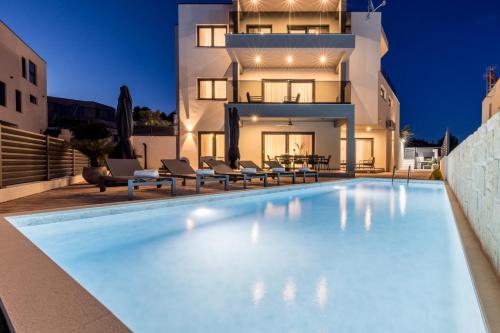 Luxury villa with a swimming pool Vodice - 25085