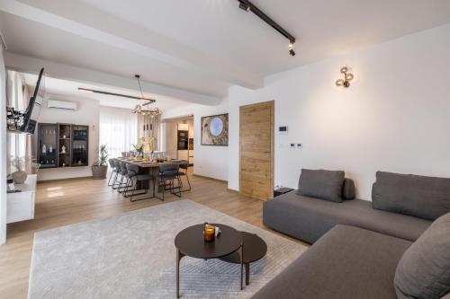 Luxury villa with a swimming pool Vodice - 25085