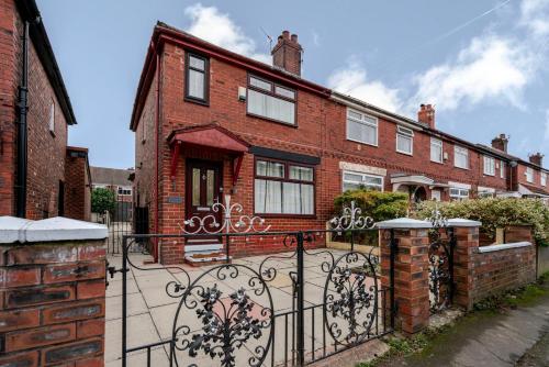 Spacious 4 bed Ideal for Business & Long Term Stays, Free Parking photo 7