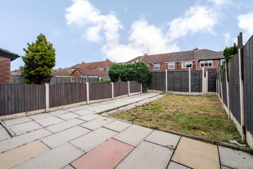 Spacious 4 bed Ideal for Business & Long Term Stays, Free Parking photo 25