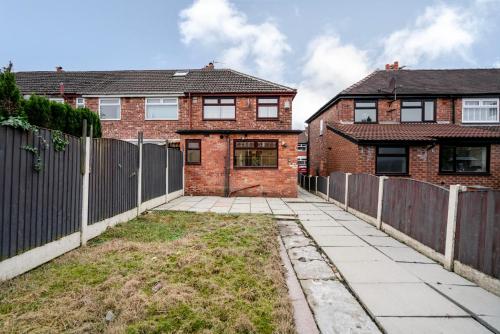 Spacious 4 bed Ideal for Business & Long Term Stays, Free Parking photo 24