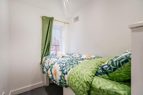 Spacious 4 bed Ideal for Business & Long Term Stays, Free Parking photo 8
