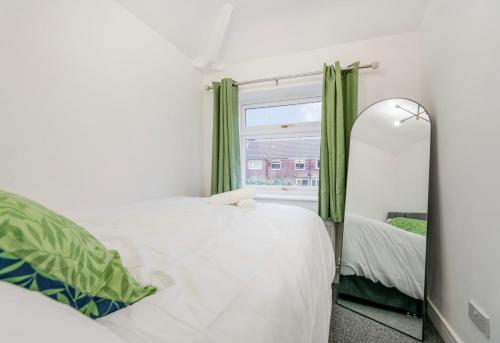 Spacious 4 bed Ideal for Business & Long Term Stays, Free Parking photo 22