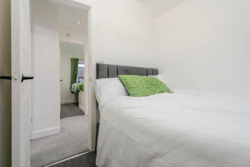 Spacious 4 bed Ideal for Business & Long Term Stays, Free Parking photo 21