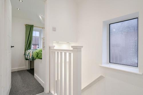 Spacious 4 bed Ideal for Business & Long Term Stays, Free Parking photo 20