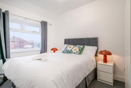 Spacious 4 bed Ideal for Business & Long Term Stays, Free Parking photo 19