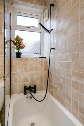 Spacious 4 bed Ideal for Business & Long Term Stays, Free Parking photo 17