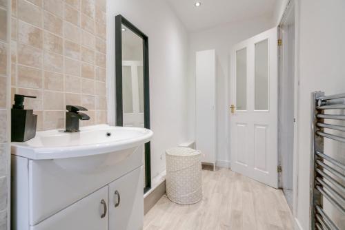 Spacious 4 bed Ideal for Business & Long Term Stays, Free Parking photo 9