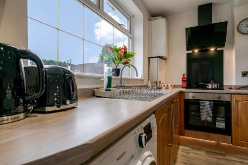 Spacious 4 bed Ideal for Business & Long Term Stays, Free Parking photo 15