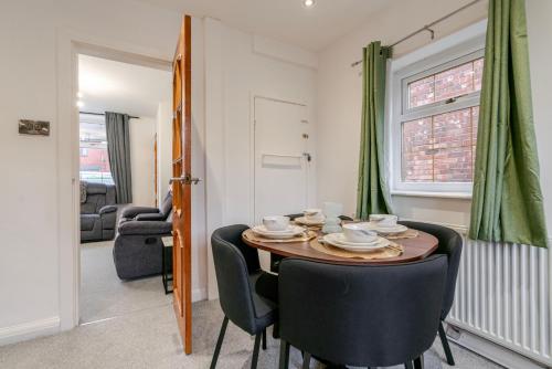 Spacious 4 bed Ideal for Business & Long Term Stays, Free Parking photo 14