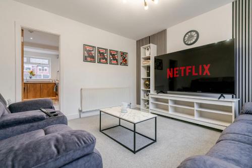 Spacious 4 bed Ideal for Business & Long Term Stays, Free Parking photo 12