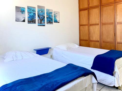 two beds in a room with at Apart Cavalari Kitnets in Marília