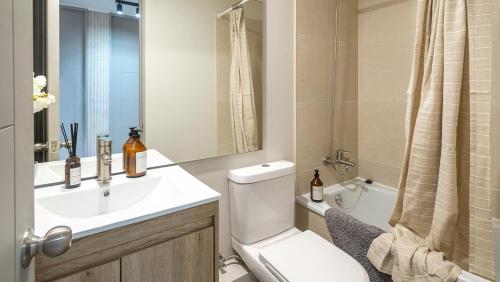a bathroom with a toilet and a sink and a shower at Departamento en Villarrica con Piscina y Estacionamiento Privado in Villarrica