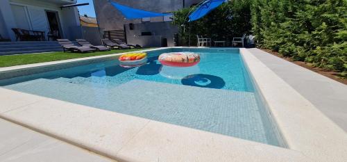 Apartments with swimming pool Umag - 24680