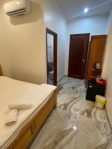 a room with a bed in a room with a floor at Khách sạn Kiến Đức in Kiến Ðức