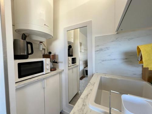 Studio refait en 2024 avec terrasse, climatisation et parking, à 50m de la plage
