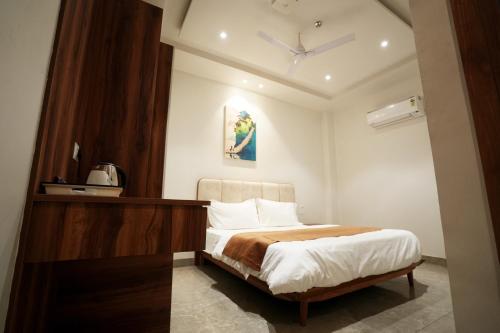 a bedroom with a bed in a room at Hotel Highton in Hānsi