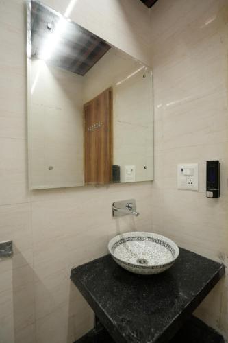 a bathroom with a sink and a mirror at Hotel Highton in Hānsi