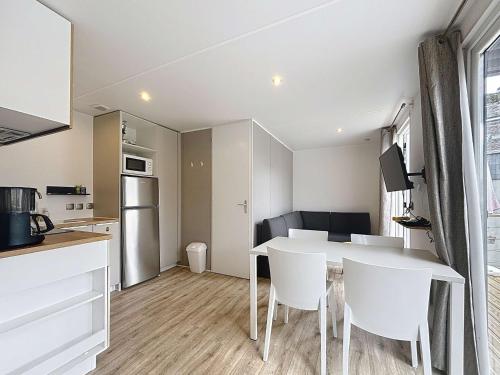 Mobil-home Luxe à Jullouville: 200m plage, piscine chauffée, 4 pers, parking, Wi-Fi inclus - FR-1-361A-34